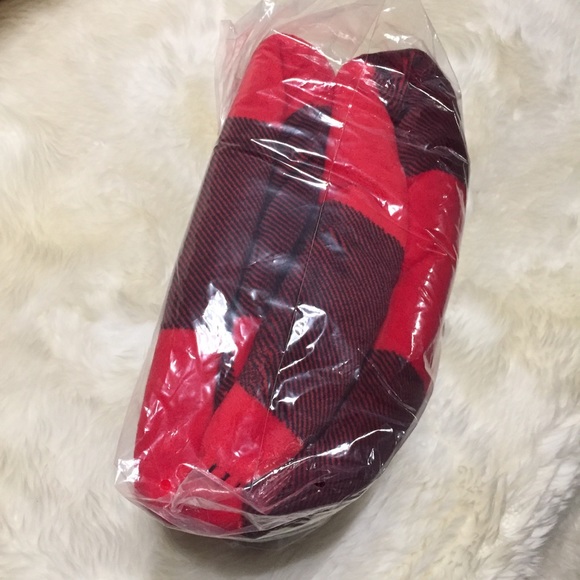 VS PINK Sherpa Blanket Red Black Plaid Perfect Valentine's Day Present NWT - Picture 8 of 13